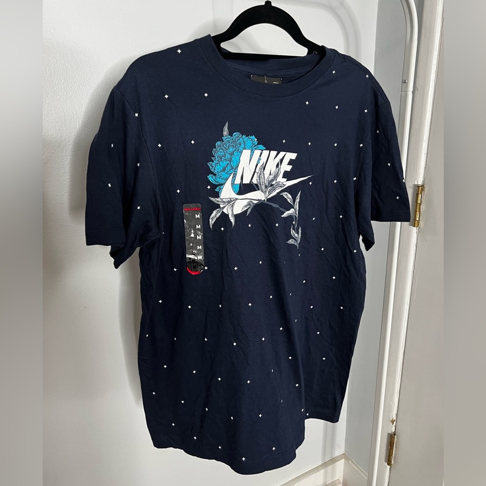NIKE (THE NIKE TEE) Graphic Casual T-Shirt Navy Blue Size Medium